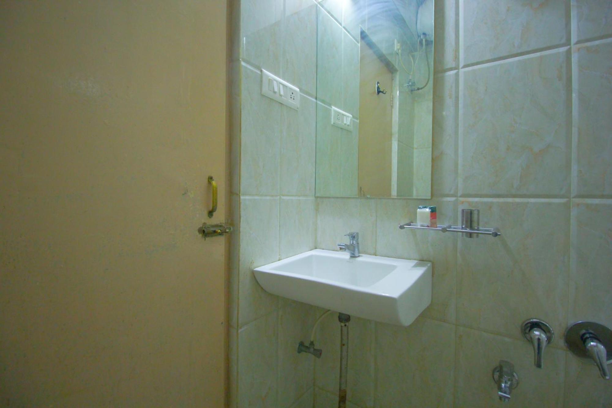 Hotel Upasana Radźkot Zewnętrze zdjęcie